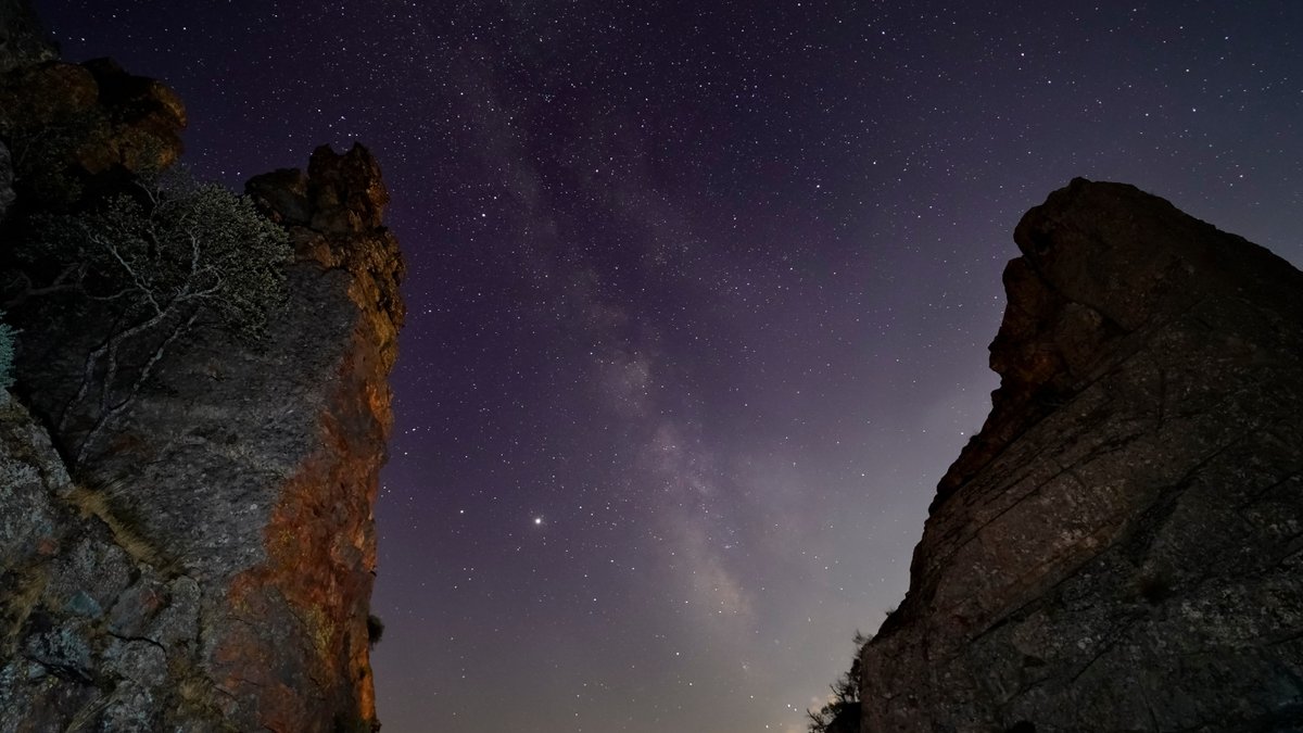 spain's tweet photo. Monfragüe gives you birds by day and stars by night 🌠 A wild natural stage for astrotourism lovers.

👉 https://t.co/M2DRNTlPjD

#visitspain #youdeservespain #SpainSustainable #Cáceres @extremadura_tur https://t.co/fGq7clSqxh