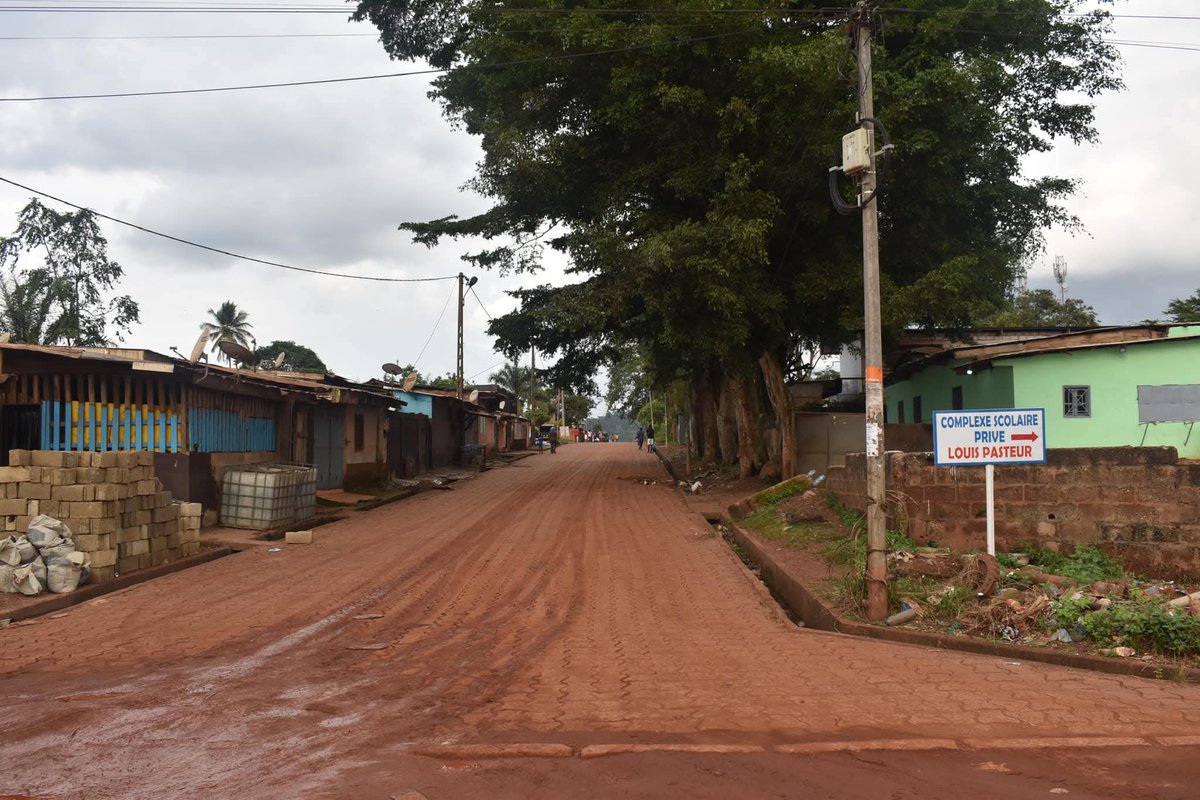 Cosa76's tweet photo. 🔴 Manganèse : Le #Gabon parmi les géants, mais Moanda reste dans l’ombre
#Eramet #Comilog #Manganese
Le Gabon détient près de 25% des réserves mondiales de manganèse et figure parmi les cinq premières puissances minières sur ce minerai stratégique, essentiel pour la sidérurgie et les batteries. Pourtant, la ville de Moanda, épicentre de cette richesse depuis plus de 60 ans, ressemble davantage à un quartier ouvrier oublié qu’à une vitrine du développement minier. La faute ? Un manque criant de vision stratégique des dirigeants gabonais, qui ont sacrifié l’avenir de leurs citoyens sur l’autel des deals déséquilibrés avec les multinationales.
📑 Comilog : Une mine d’or… pour Eramet
Le manganèse gabonais est exploité depuis 1959 par Comilog (Compagnie minière de l’Ogooué), aujourd’hui filiale à 63,7% du groupe français Eramet. L’État gabonais, malgré son statut de "partenaire stratégique", ne détient que 28,9% du capital. Ce déséquilibre actionnarial se traduit par une captation massive des profits par la France, pendant que le Gabon récupère les miettes.
Entre 2010 et 2023, Comilog a généré plus de 7 000 milliards de FCFA de chiffre d’affaires cumulé, avec une marge nette oscillant entre 10% et 20% selon les années. Pourtant, le Gabon, via sa participation minoritaire, n’aurait perçu qu’environ 1 500 milliards FCFA de dividendes sur cette période, soit à peine 21% de la richesse générée.
À titre de comparaison :
Eramet a engrangé plus de 5 000 milliards de FCFA de bénéfices nets cumulés de Comilog depuis 2000.
La ville de Moanda reste sans université, sans centre hospitalier moderne, avec une urbanisation anarchique et des services publics indigents.
📑 Moanda : capitale minière ou ville fantôme ?
Avec près de 50 000 habitants, Moanda est la deuxième ville du Haut-Ogooué. Elle produit à elle seule plus de 6 millions de tonnes de manganèse par an, soit plus de 90% des exportations gabonaises de ce minerai, qui représentent 6% du PIB national et environ 3% de l’emploi privé.
Et pourtant :
Moanda ne dispose pas de route goudronnée en bon état la reliant à Franceville.
Les infrastructures de santé y sont vétustes, avec un plateau technique limité à des soins de base.
Aucune université minière n’y a été installée, alors même que la région est stratégique pour les compétences du futur.
Le taux de chômage y dépasse les 40%, selon les estimations locales.
La question se pose : où va l’argent ?
Une élite politique sans cap, ni courage
La responsabilité de cette situation ne peut être rejetée uniquement sur la France ou Eramet. Depuis l’indépendance du Gabon en 1960, les dirigeants successifs – d’Omar Bongo à Ali Bongo, puis le régime de transition actuel – ont échoué à imposer une gouvernance souveraine de leurs ressources.
📑 Quelques faits accablants :
Le Gabon n’a jamais renégocié fondamentalement la convention minière de Comilog pour imposer une part majoritaire de l’État.
Aucune obligation légale stricte de réinvestissement local n’a été exigée à Comilog jusqu’en 2010.
Les fonds issus du manganèse n’ont pas été budgétisés de façon transparente ; ils ont souvent alimenté des circuits parallèles ou ont été engloutis dans des projets de prestige à Libreville.
📑 L’illusion de l’industrialisation
En 2014, sous la pression de la société civile, Eramet a accepté de construire une usine métallurgique à Moanda, pour produire du silicomanganèse sur place. Présentée comme une victoire, cette usine ne transforme en réalité qu’environ 15% de la production locale, le reste étant exporté brut.
Résultat : le Gabon reste un "pays-carrière", où la matière première quitte le sol sans réelle transformation, ni valeur ajoutée locale.