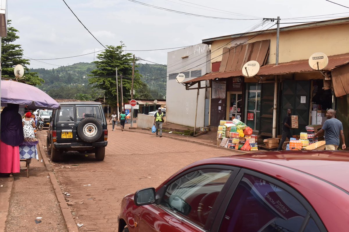 Cosa76's tweet photo. 🔴 Manganèse : Le #Gabon parmi les géants, mais Moanda reste dans l’ombre
#Eramet #Comilog #Manganese
Le Gabon détient près de 25% des réserves mondiales de manganèse et figure parmi les cinq premières puissances minières sur ce minerai stratégique, essentiel pour la sidérurgie et les batteries. Pourtant, la ville de Moanda, épicentre de cette richesse depuis plus de 60 ans, ressemble davantage à un quartier ouvrier oublié qu’à une vitrine du développement minier. La faute ? Un manque criant de vision stratégique des dirigeants gabonais, qui ont sacrifié l’avenir de leurs citoyens sur l’autel des deals déséquilibrés avec les multinationales.
📑 Comilog : Une mine d’or… pour Eramet
Le manganèse gabonais est exploité depuis 1959 par Comilog (Compagnie minière de l’Ogooué), aujourd’hui filiale à 63,7% du groupe français Eramet. L’État gabonais, malgré son statut de "partenaire stratégique", ne détient que 28,9% du capital. Ce déséquilibre actionnarial se traduit par une captation massive des profits par la France, pendant que le Gabon récupère les miettes.
Entre 2010 et 2023, Comilog a généré plus de 7 000 milliards de FCFA de chiffre d’affaires cumulé, avec une marge nette oscillant entre 10% et 20% selon les années. Pourtant, le Gabon, via sa participation minoritaire, n’aurait perçu qu’environ 1 500 milliards FCFA de dividendes sur cette période, soit à peine 21% de la richesse générée.
À titre de comparaison :
Eramet a engrangé plus de 5 000 milliards de FCFA de bénéfices nets cumulés de Comilog depuis 2000.
La ville de Moanda reste sans université, sans centre hospitalier moderne, avec une urbanisation anarchique et des services publics indigents.
📑 Moanda : capitale minière ou ville fantôme ?
Avec près de 50 000 habitants, Moanda est la deuxième ville du Haut-Ogooué. Elle produit à elle seule plus de 6 millions de tonnes de manganèse par an, soit plus de 90% des exportations gabonaises de ce minerai, qui représentent 6% du PIB national et environ 3% de l’emploi privé.
Et pourtant :
Moanda ne dispose pas de route goudronnée en bon état la reliant à Franceville.
Les infrastructures de santé y sont vétustes, avec un plateau technique limité à des soins de base.
Aucune université minière n’y a été installée, alors même que la région est stratégique pour les compétences du futur.
Le taux de chômage y dépasse les 40%, selon les estimations locales.
La question se pose : où va l’argent ?
Une élite politique sans cap, ni courage
La responsabilité de cette situation ne peut être rejetée uniquement sur la France ou Eramet. Depuis l’indépendance du Gabon en 1960, les dirigeants successifs – d’Omar Bongo à Ali Bongo, puis le régime de transition actuel – ont échoué à imposer une gouvernance souveraine de leurs ressources.
📑 Quelques faits accablants :
Le Gabon n’a jamais renégocié fondamentalement la convention minière de Comilog pour imposer une part majoritaire de l’État.
Aucune obligation légale stricte de réinvestissement local n’a été exigée à Comilog jusqu’en 2010.
Les fonds issus du manganèse n’ont pas été budgétisés de façon transparente ; ils ont souvent alimenté des circuits parallèles ou ont été engloutis dans des projets de prestige à Libreville.
📑 L’illusion de l’industrialisation
En 2014, sous la pression de la société civile, Eramet a accepté de construire une usine métallurgique à Moanda, pour produire du silicomanganèse sur place. Présentée comme une victoire, cette usine ne transforme en réalité qu’environ 15% de la production locale, le reste étant exporté brut.
Résultat : le Gabon reste un "pays-carrière", où la matière première quitte le sol sans réelle transformation, ni valeur ajoutée locale.