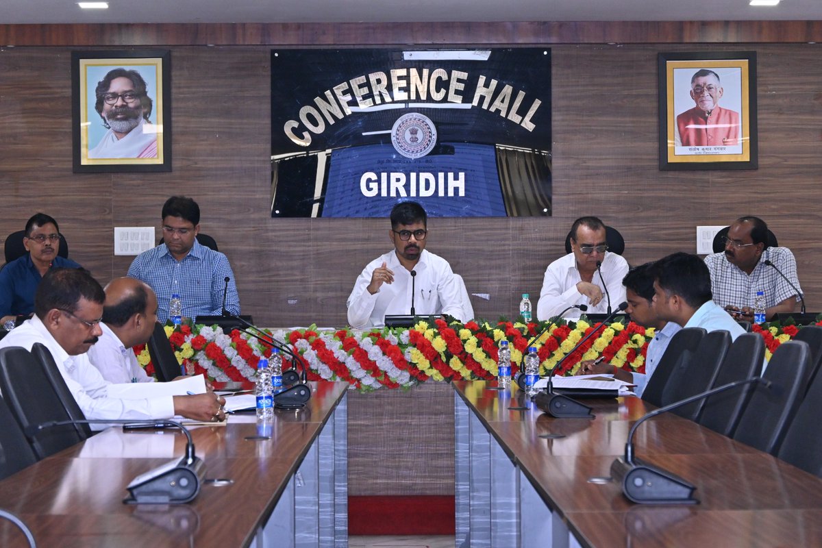 आज समाहरणालय सभागार में जिला उपायुक्त, श्री नमन प्रियेश लकड़ा की अध्यक्षता में PM-JANMAN एवं धरती आबा जनजातीय ग्राम उत्कर्ष अभियान (DA JGUA) के तहत कार्यान्वित विभिन्न विकासात्मक योजनाओं की समीक्षात्मक बैठक आयोजित हुई। <a href="/JharkhandCMO/">Office of Chief Minister, Jharkhand</a> <a href="/prdjharkhand/">IPRD Jharkhand</a>