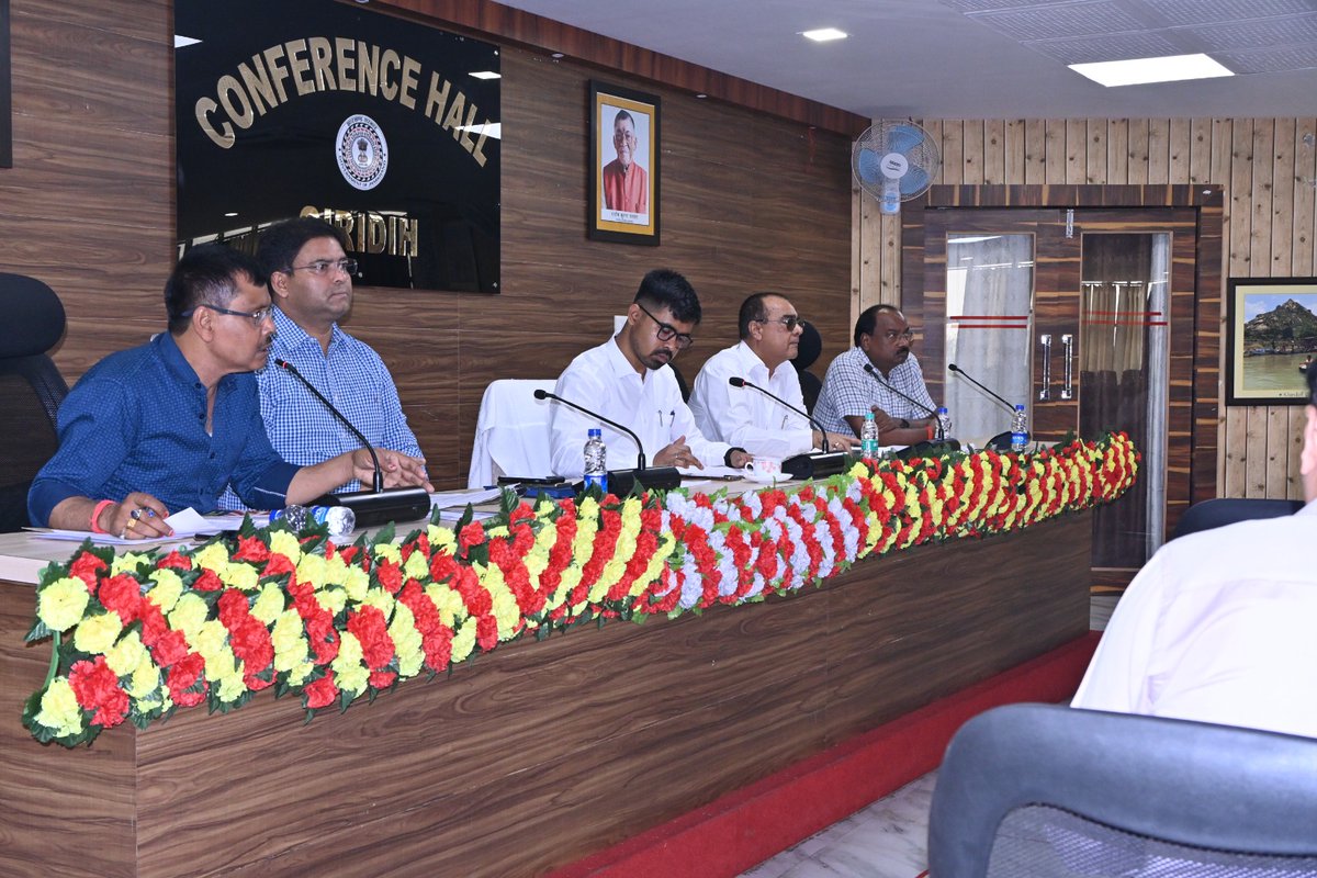 बैठक में PM-JANMAN एवं धरती आबा जनजातीय ग्राम उत्कर्ष अभियान (DA JGUA) से जुड़ी सभी योजनाओं की बारी-बारी समीक्षा किया गया तथा लक्ष्य अनुरूप शत-प्रतिशत प्रगति सुनिश्चित करने का निर्देश दिया।