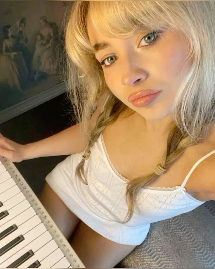 mxss1mo's tweet image. Singer Sabrina Carpenter reveals in a new exclusive BBC interview that her favorite tennis player is Jannik Sinner.
“I love watching Jannik play. (Laughs) He is not only a great player but also a great person. I’ll be rooting for him in Roland Garros. (Laughs)”