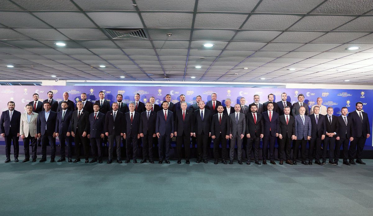 Her Mahallesiyle İstanbul programı kapsamında; Cumhurbaşkanımız Sayın Recep Tayyip Erdoğan, Genel Merkez Teşkilat Başkanımız Sayın Ahmet Büyükgümüş ve İl Başkanımız Sayın Abdullah Özdemir öncülüğünde, İstanbul’un 39 ilçe başkanı ve mahalle başkanlarımız olarak bir araya geldik.