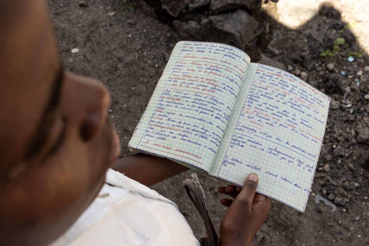 avsi_drcongo's tweet image. À #Goma, le programme de soutien à distance continue. Pendant la crise, nos travailleurs sociaux gardaient le lien par téléphone. Les visites à domicile ont repris : nous rencontrons les familles, vérifions la scolarité et répondons aux besoins urgents. @FondazioneAVSI