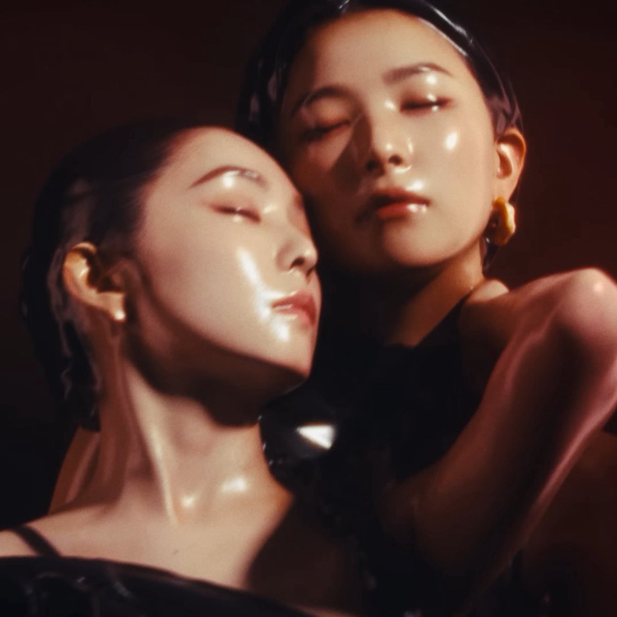 behtokki's tweet photo. push me too hard i'll fucking tilt unnie ahhh don't take it out jebal https://t.co/Rf8cH1Sqoo