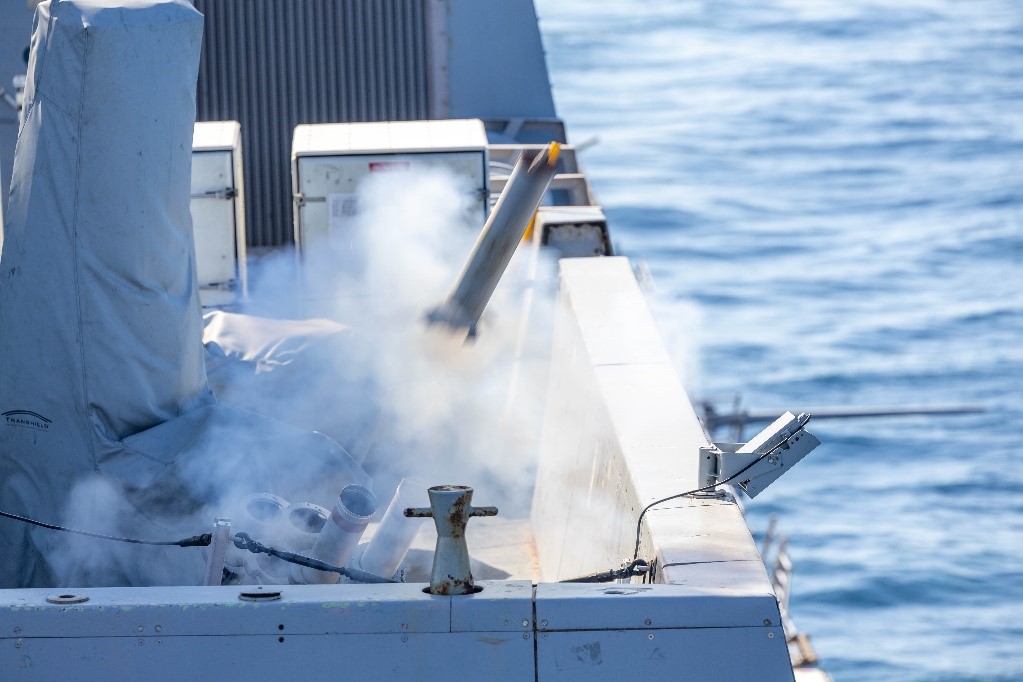 Roberto_yeager's tweet photo. Pequeña secuencia de algo que no se ve muy a menudo
Lanzamiento de #chaff, más concretamente un cartucho #SRBOC (Super Rapid Bloom Offboard Countermeasures) desde el #LPD17 #USSSanAntonio (#USNavy photo by Lt. Ryan Kersting-Schlimgen) https://t.co/2ram6halLh