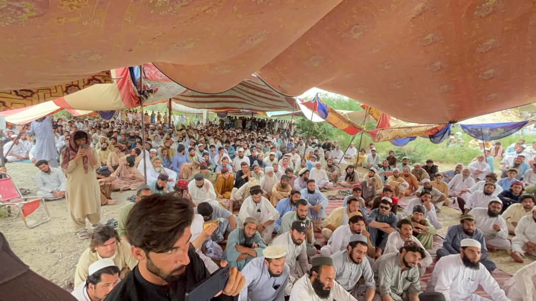 Tajmanwaziri's tweet photo. میرعلی دھرنا اپڈیٹس 🚨❗

میرعلی دھرنے کے زیادہ تر مطالبات تسلیم کر لیۓ گیۓ ہیں،
اب مزید مطمئن کرنے کیلئے جرگہ دوبارہ پنڈال سے نکل کر حکومت کی طرف چلی گئی اگر مطالبات سے لوگ مطمئن نہیں ہوئے تو اسلام آباد کی طرف روانگی ہوگی.!!
#JusticeForMirAli
#PashtunLongMarchToIslamabad https://t.co/MA8diHqY0W