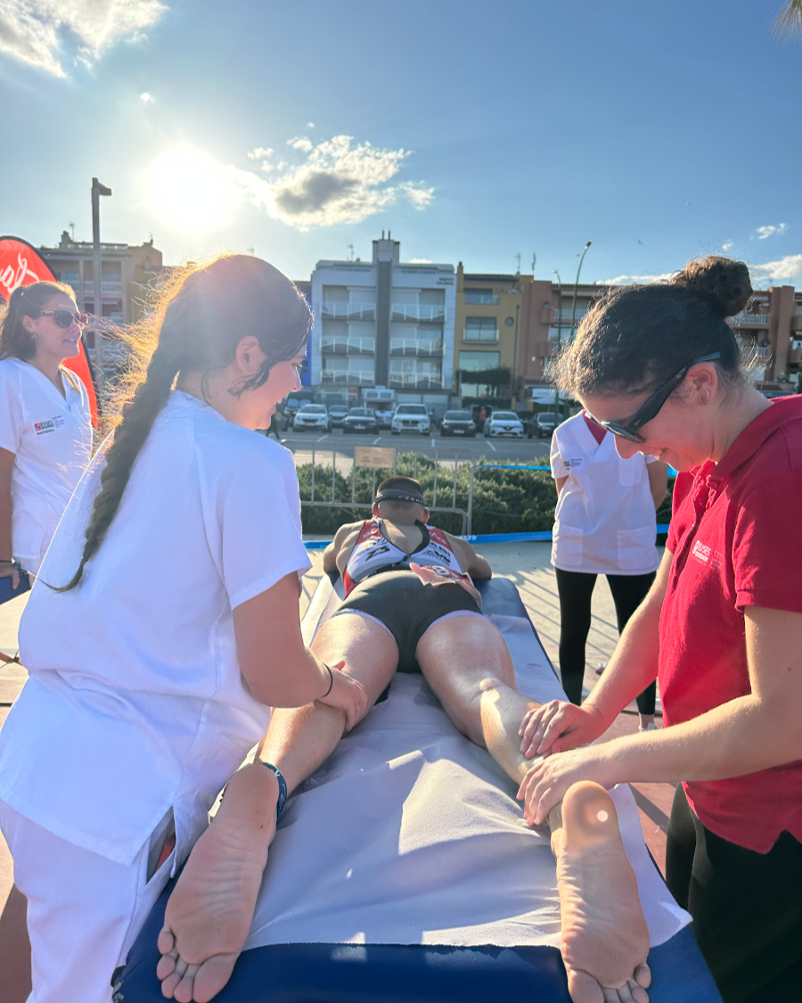 🏊‍♂️🚴‍♀️🏃‍♂️ #Voluntariats | El 24 de maig, el tutor Quim Aspar i cinc alumnes van ser presents al Triatló d’Empúriabrava.

Els nostres voluntaris van donar suport als triatletes amb tasques de recuperació muscular! 💪

#EUSESAlumni #TriatlóEmpúriabrava #Fisioteràpia #EUSES #Esport