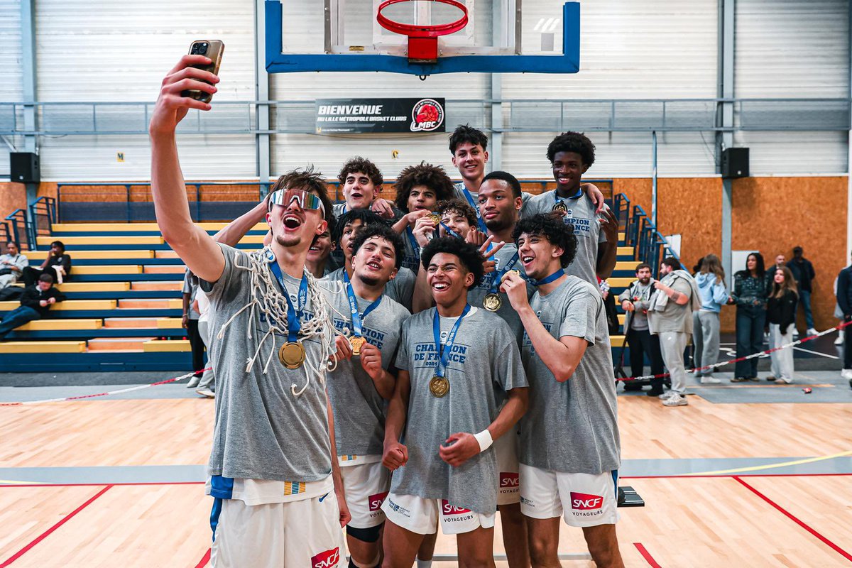 🏆 𝑼𝒏𝒆 𝒑𝒂𝒈𝒆 𝒅’𝒉𝒊𝒔𝒕𝒐𝒊𝒓𝒆 🦈

🤩 Retour sur le titre de Champion de nos U18, qui réalisent un doublé historique Coupe-Championnat 🏅

🚨 On se donne tous rendez-vous ce soir à 19h30 à la gare d’Antibes pour accueillir nos jeunes héros comme il se doit ‼️

#GoSharks