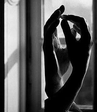 "Cuando somos sensibles, 
la cercanía con la presencia humana nos sacude, nos alienta, comprendemos qué es el otro quien siempre nos salva. Y si hemos llegado a la edad que tenemos, es porque otros nos han ido salvando la vida, incesantemente".
#ErnestoSabato ✒️