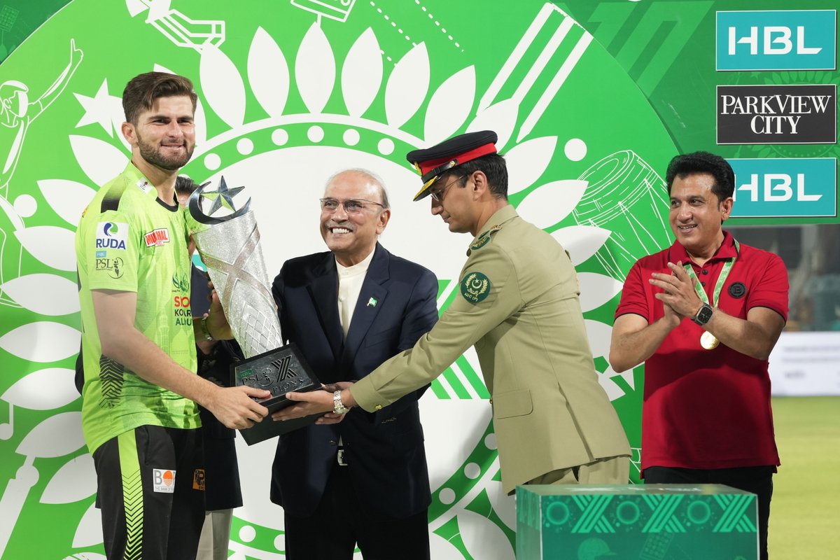 Madumalik41's tweet image. ایسا لگتا ہے" جیسے زرداری سر کادل نھیں کررھا ٹرافی دینےکو"#PSLFinal
#PSL2025 #final