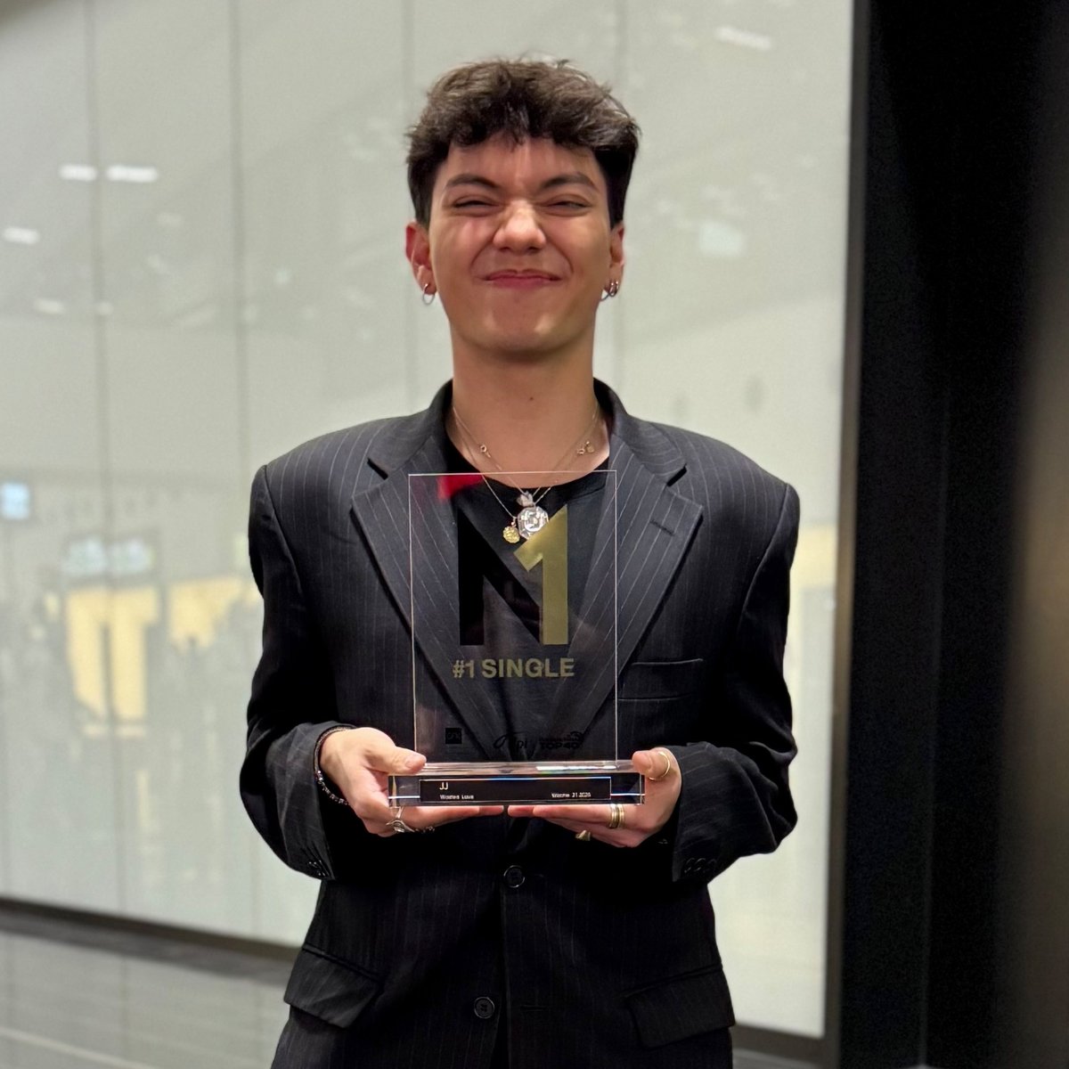 OffizielleCharts (@chartsoffiziell) on Twitter photo „ESC“-Gewinner JJ erobert Platz 1 der Ö3 Austria Top 40 und stellt einen Rekord auf: „Wasted Love“ ist der erste Song eines österreichischen Artists, der binnen einer Woche die 1 Mio. Streaming-Marke geknackt hat. Dafür gab's natürlich einen #1 Award. #ESC gfk-entertainment.com/news/5822-esc-… „ESC“-Gewinner JJ erobert Platz 1 der Ö3 Austria Top 40 und stellt einen Rekord auf: „Wasted Love“ ist der erste Song eines österreichischen Artists, der binnen einer Woche die 1 Mio. Streaming-Marke geknackt hat. Dafür gab's natürlich einen #1 Award. #ESC gfk-entertainment.com/news/5822-esc-…