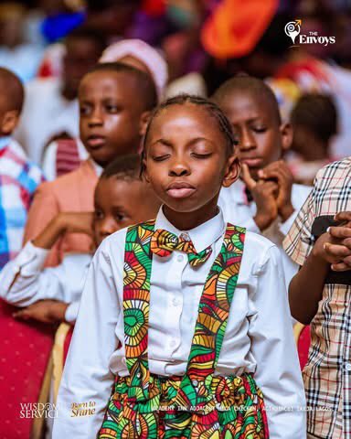 rccgtheenvoys's tweet photo. Lambano hour!
Let there be light
We press into the presence of the Lord
#CoronationService
#Upgradeservice
#RCCGtheenvoys
#PDaniel
#Lambano https://t.co/LMPmbDBYZW
