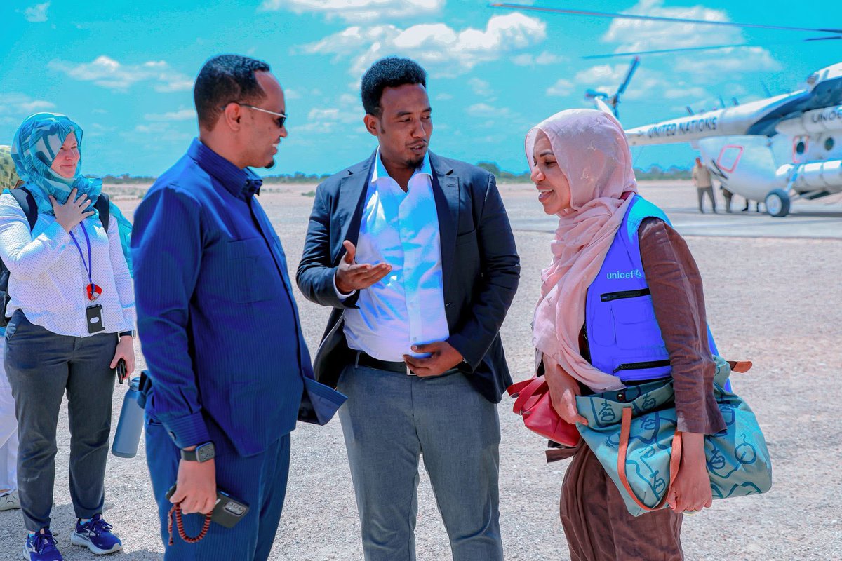 abdulahrob's tweet photo. Wasiir-ku-Xigeenka Wasaaradda Qorsheynta, Galmudug, Mudane Eng. Maxamed Cabdullaahi Maxamed (Dhagacade), ayaa magaalada Dhuusamareeb kusoo dhaweeyay Marwo Wafaa Saeed, Wakiilka UNICEF ee Soomaaliya, iyo wafdi ay hoggaaminayso.#ILASOCO https://t.co/6sYsrsTorG