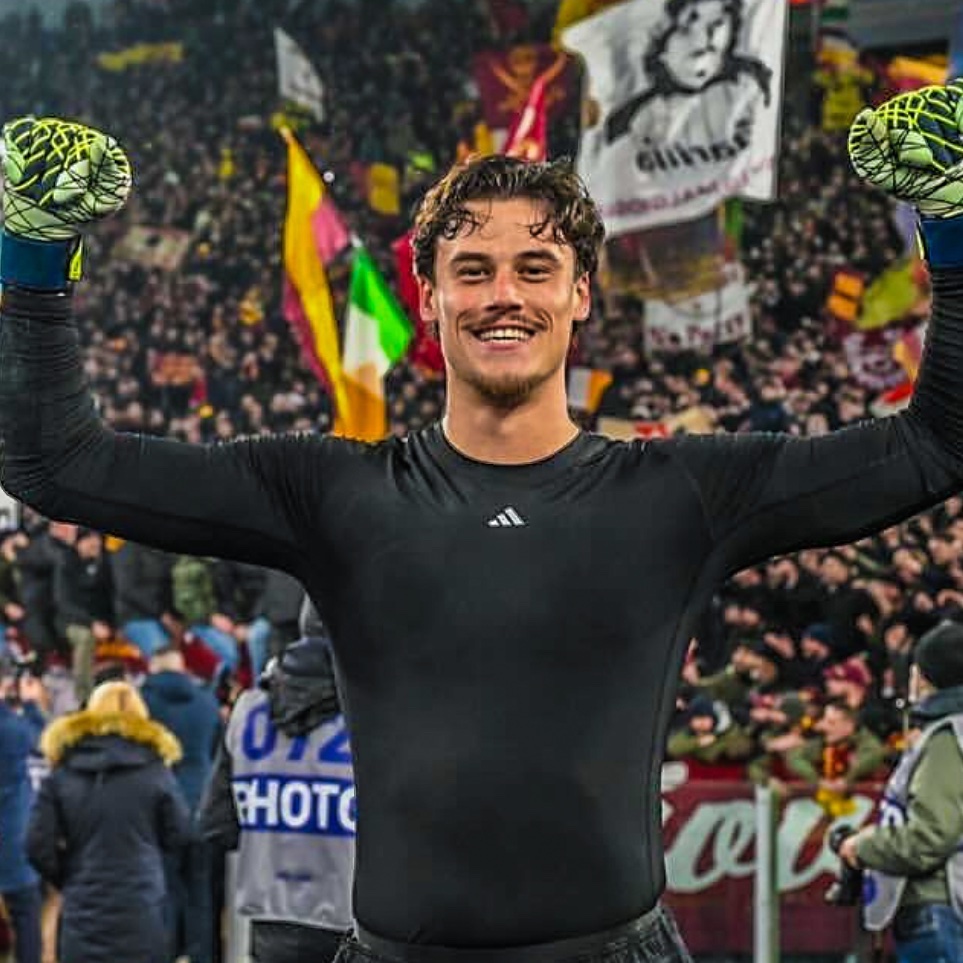 eurofootcom's tweet photo. 🚨🇷🇸 𝐎𝐅𝐅𝐈𝐂𝐈𝐀𝐋 | Mile Svilar (25) named as Serie A Goalkeeper of the Season! 🥇🧱

He kept 16 clean sheets for Roma in the league this season, joint highest with Napoli's Alex Meret. 👏 https://t.co/T29WEZ4Mo3
