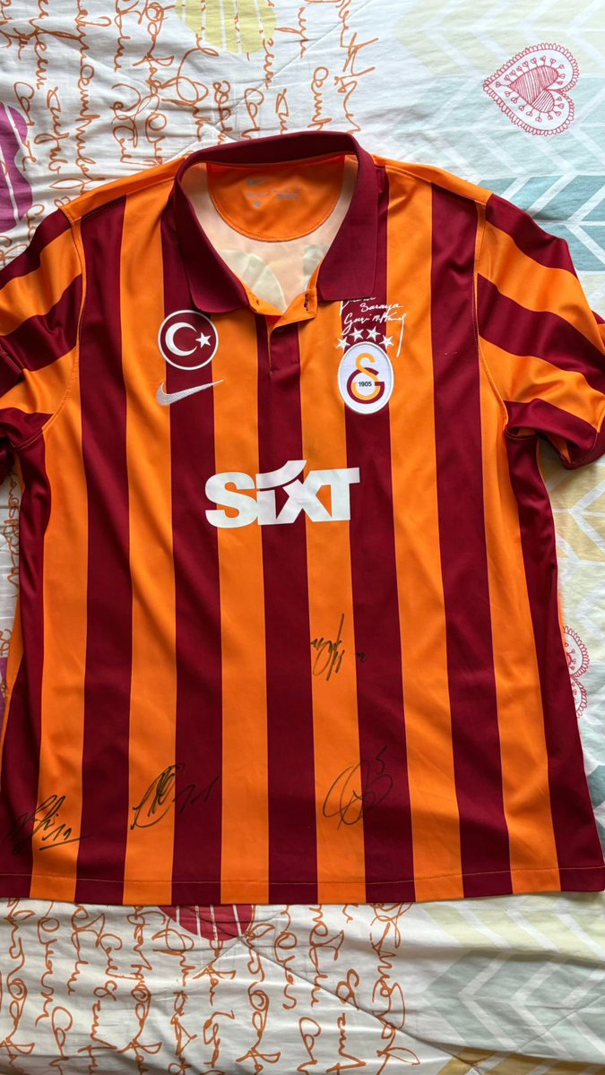 berkanspen's tweet photo. @GalatasaraySK Kutlamalar sırasında formamızı imzalatmak için alan görevli formayı geri getirmedi Galatasaray ailesinden yardımınızı bekliyorum. Zaten 4 ıslak imza vardı üstünde. Klüp için her desteği veriyoruz ama kötü niyetli bir görevli formaya çöküyor. Sırtında 10 numara deniz yazıyor. https://t.co/Czh4N59NvN