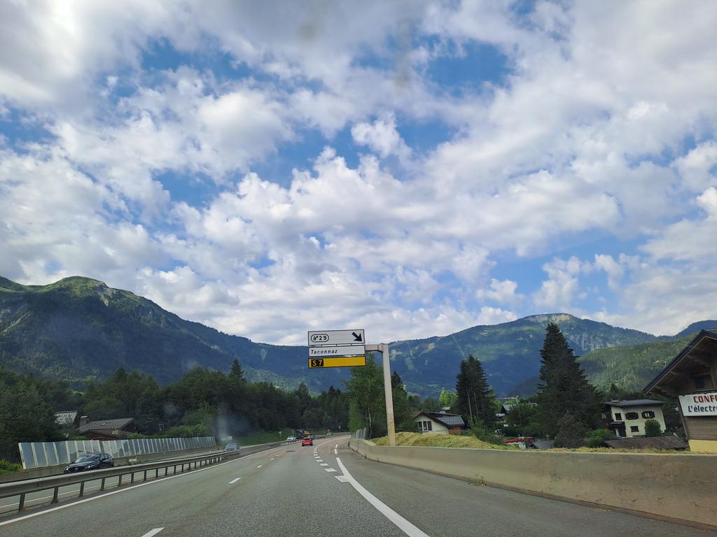 HW_Tra's tweet photo. Route nationale #N205 #RN205 Chamonix - Le Fayet (#A40)
#Férusdepanneaux https://t.co/GmxdKJo1pS