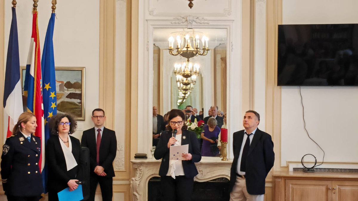 En l'honneur de la Fête nationale de la République de Croatie, qui aura lieu le 30 mai, une cérémonie a été organisée sous <a href="/ArcDeTriomphe/">Arc de triomphe</a> à <a href="/Paris/">Paris</a>, où se trouve la tombe du Soldat Inconnu, en hommage aux soldats croates morts pour la Patrie et la liberté 🇭🇷.