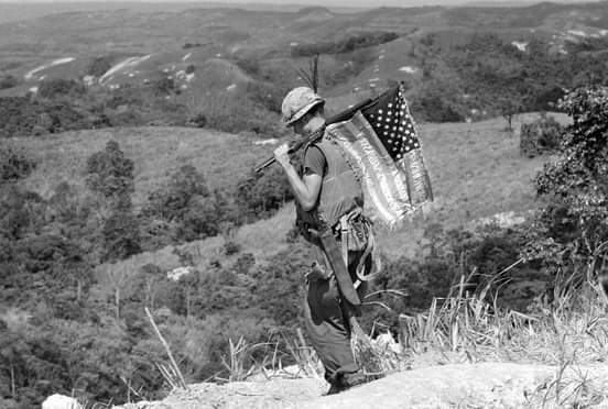 A U.S. Marine carries an American flag on his rifle during a recovery operation south of Khe Sanh, Vietnam, June 17, 1968. The Marines were recovering 18 of their brothers who had died 9 days earlier. The flag was found on the body of one of the Marines. #MemorialDay

"Our flag