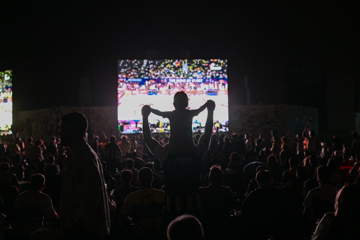 Fenerbahce's tweet photo. Yurdumuzun dört bir yanında meydanlarda Sarı Lacivert coşkuyu yaşatan tüm belediyelerimize sonsuz teşekkürlerimizle...

Sonsuza kadar Yaşa Fenerbahçe! 💛💙 https://t.co/hslMuVCyh5