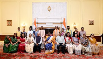 ddsahyadrinews's tweet image. गोंड आणि मधुबनी कला प्रकारातील कलाकारांच्या समूहाने राष्ट्रपती भवनात राष्ट्रपती द्रौपदी मुर्मु यांची भेट घेतली. 'आर्टिस्ट्स-इन-रेसिडेन्स' कार्यक्रमाअंतर्गत एक आठवडा राष्ट्रपती भवनात वास्तव्य करत त्यांनी साकारलेल्या कलाकृतींचा राष्ट्रपतींनी यावेळी आढावा घेतला.

#GondArt