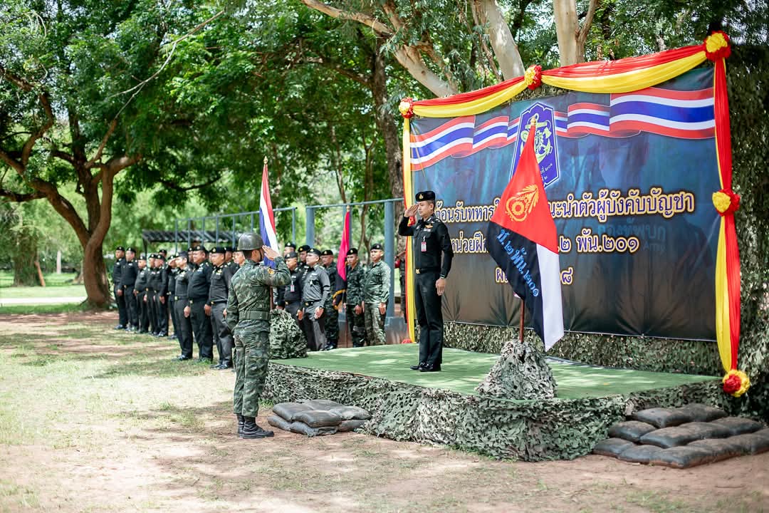 201_engineer's tweet image. หน่วยจัดพิธีแนะนำตัวผู้บังคับบัญชาพร้อมมอบธงประจำหน่วยให้กับทหารใหม่ ผลัดที่ 1/68 พร้อมประดับเครื่องหมายยศให้กับครูทหารใหม่

โดยมี พ.ท.กฤษฎา ตะเภาพงษ์ ผบ.ช.2 พัน.201 เป็นประธาน พร้อมกล่าวชี้แจงแนะนำการเข้ามาเป็นทหาร ขอบคุณและให้กำลังใจน้องๆ ทหารใหม่ทุกนาย

#น้องคนเล็ก #Bootcamp68