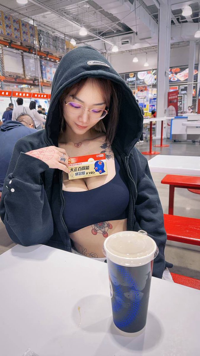 娜老師應該值得一個最佳教師獎吧😆
即使感冒到沒力氣化妝還是幫學員上課
不過為什麼會帶我來costco 買藥啦🤣
學員說離家近 等會家教比較方便（？

有人知道這是哪間好市多嗎👇 
猜對有獎🎁😈 https://t.co/cncpMQLwlf