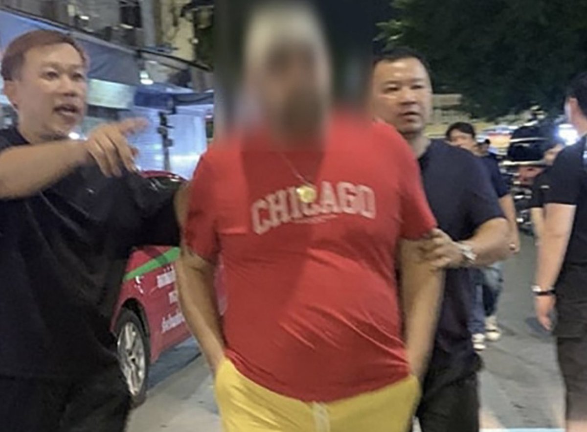 Tayland haberlerini okuyorum. Bir Türk, akşamları kaçak sokak yemeği satarken yakalanmış :( Yalnız abimiz güzel yere tezgah açmış, Khao San'da sokak yemeği satıyormuş. 

Hapislik ceza değil tabi, bence güzel bir anısı ve anlatacak bir hikayesi daha oldu. :)