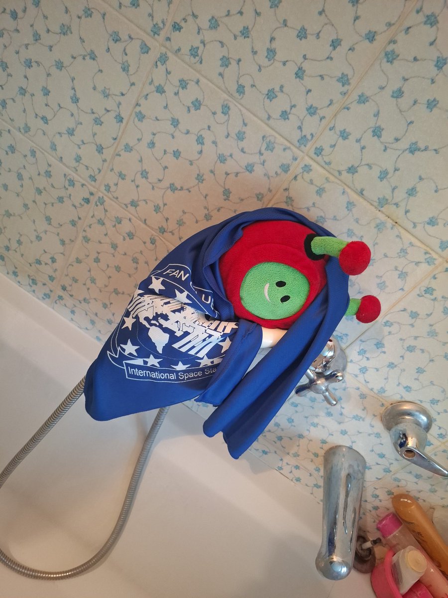 #TowelDay! Easier having a shower on Earth, <a href="/Paxi_ESAKids/">Paxi</a>!