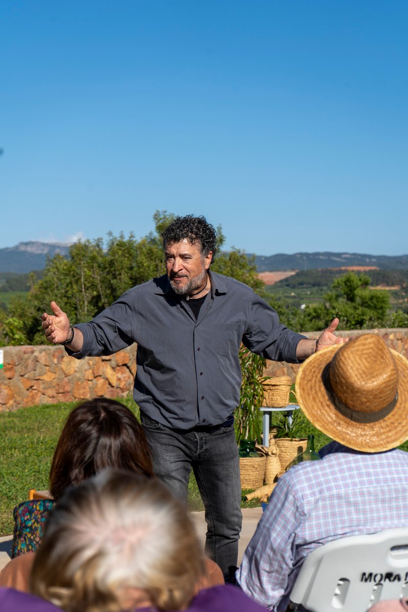 hmoradebre's tweet image. 📚 Dijous passat vam viure un vespre emocionant als jardins de l’Hospital amb «Terra baixa en essència», dins de @firalitterarum i el programa #CuidART, interpretada per l’actor Jordi Mateu de la companyia Teia Teatre.