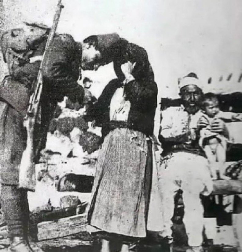 Cepheye gitmeden hemen önce ailesiyle vedalaşan bir Türk askeri.