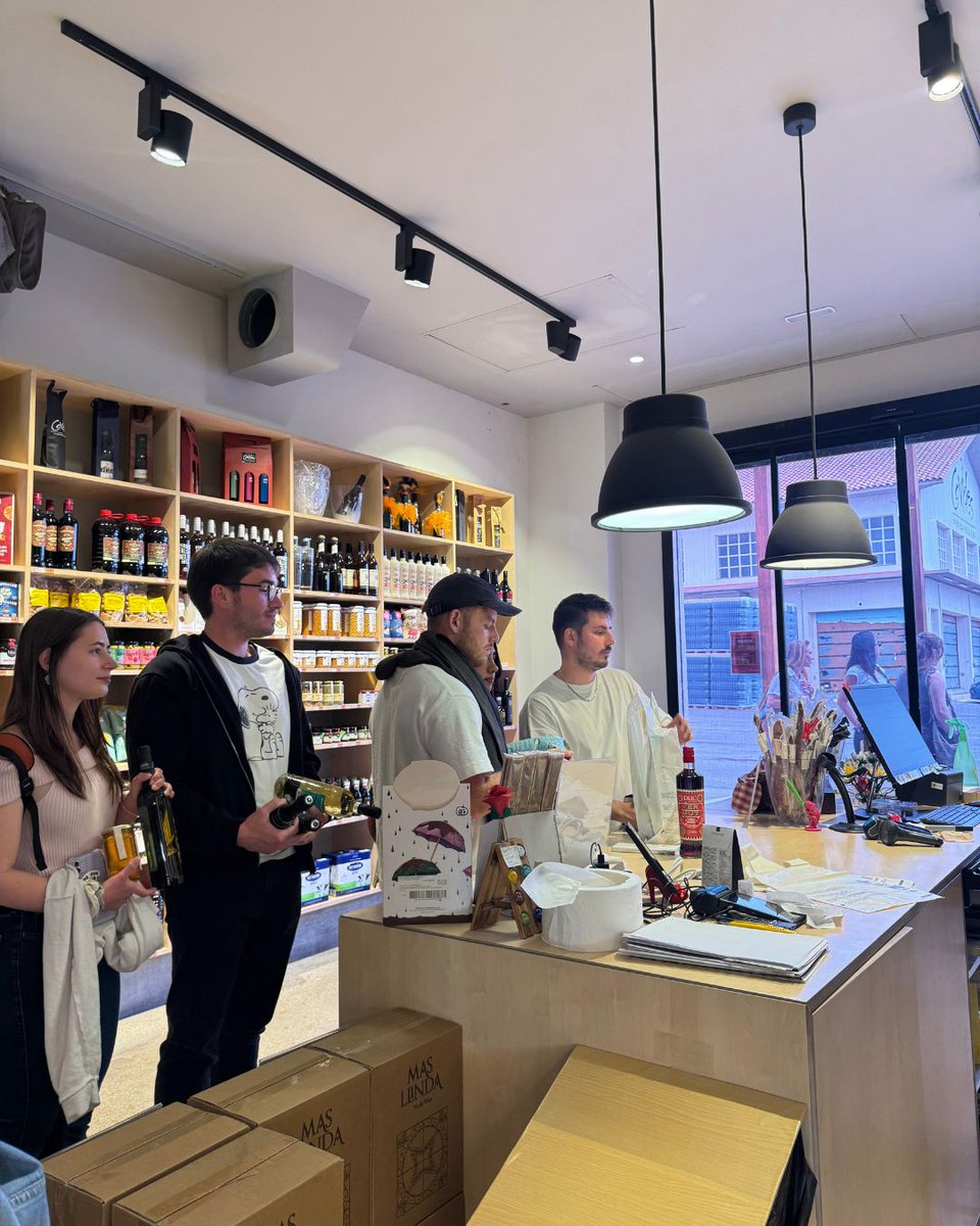 📍 Visita dels alumnes d’ESCI-UPF al celler de Sant Sadurní.
Entre vinyes i al celler, vam compartir amb vosaltres el nostre projecte i la passió pel vi. 🍇🍷
#CellerCovides #VisitaESCI #Penedès
