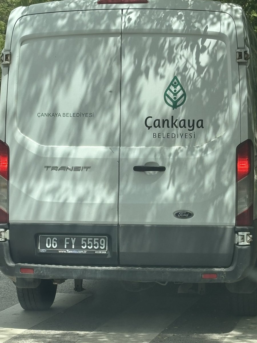 AvTugbaGursoy's tweet photo. Çankaya ve Büyükşehir iş başında!!! Belediyecilik hizmetleri muazzam! Sabahtan beri Çiğdem Mahallesi’nde toplama yapıyorlar. Üst üste anestezi atıyorlar hayvanlara. Araçları 33 derece sıcakta kapalı kasa! Anestezi üstüne havasız, sıcak araçta topladıkları hayvanları gezdiriyorlar. Kaç tanesi ölür demiyorum, kaç tanesi yaşayacak? Yaşayabilecek? Cellat demek size az kalır yemin ederim. Gözümüzle gördüğümüz her şeyi “yalanlayan” belediye başkanlarından bunu da yalanlamalarını bekliyorum. Yalnız kötü bir haberim var size belediye başkanı, bu videoları ben çektim. @cankayabelediye @ankarabbld