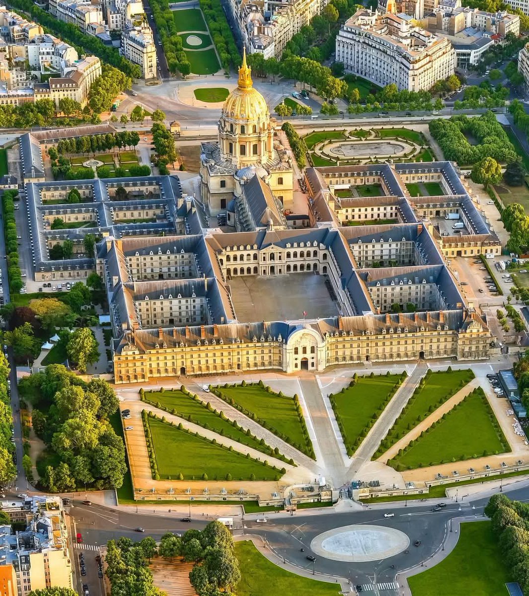 Géométrie des Invalides... de haut...Depuis Louis XIV... #Paris 
paris-visites-guidees.com