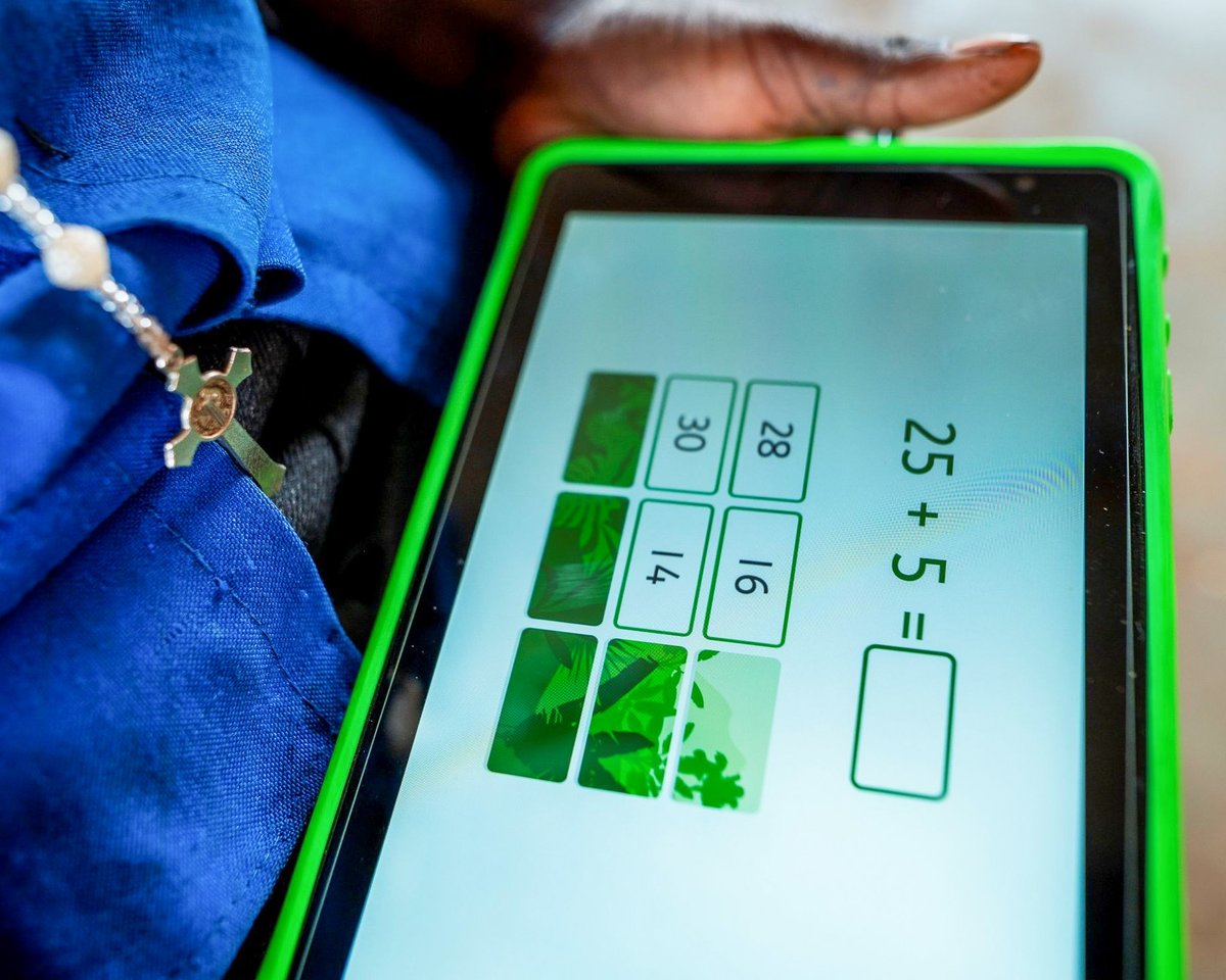 Global Partnership for Education (@gpforeducation) on Twitter photo Le Malawi, soutenu par le GPE et <a href="/Literacy_Now1/">Imagine Worldwide</a>, déploie un programme national d'apprentissage sur tablettes.
Alimentées à l'énergie solaire, ces tablettes présentent de nombreux avantages, notamment face aux effectifs pléthoriques.
En savoir plus : g.pe/RHM950VYl8h Le Malawi, soutenu par le GPE et <a href="/Literacy_Now1/">Imagine Worldwide</a>, déploie un programme national d'apprentissage sur tablettes.
Alimentées à l'énergie solaire, ces tablettes présentent de nombreux avantages, notamment face aux effectifs pléthoriques.
En savoir plus : g.pe/RHM950VYl8h