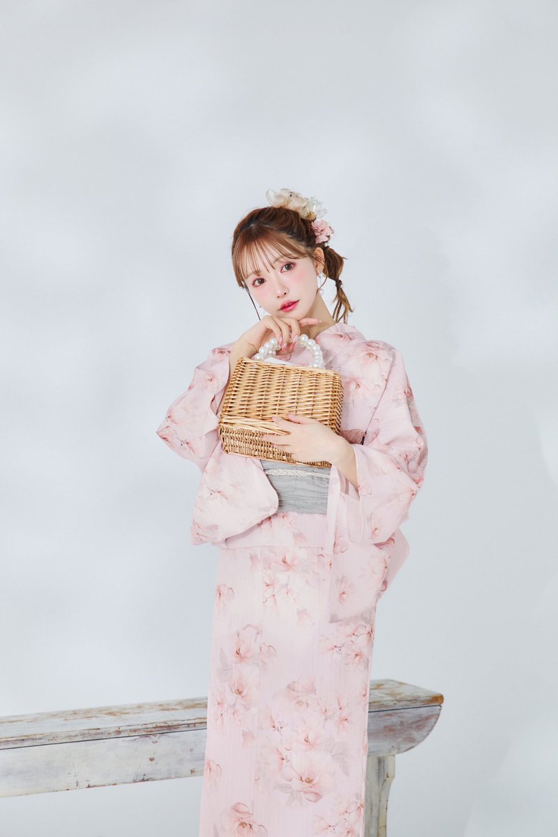 〈ふんわり淡桃に咲くマグノリア浴衣〉
⁡
𝘴𝘶𝘨𝘢𝘳 × 𝘔𝘐𝘚𝘛𝘙𝘌𝘈𝘚𝘚🎀
⁡
やさしく透ける淡いピンクの地色に上品に咲き誇るマグノリア🫧
凛とした美しさと、柔らかな甘さを兼ね備えた一枚です🍸🤍
⁡
𝟧月𝟤𝟫日(木) 𝟤𝟢時発売
@yua_mikami　
⁡
#mistreass #ミストレアス https://t.co/EpHFiTn2MM