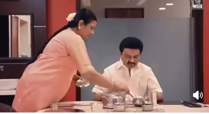 KTMani003's tweet photo. பெண்கள் கையில் உள்ள கரண்டியை புடுங்கி விட்டு புத்தகங்கள் கொடுங்கள் ~தோழர் பெரியார்..

முக.ஸ்டாலின் - அவன் கிடக்கிறான் மயிறாண்டி நீ ரசத்தை ஊத்து... 😋😋 https://t.co/q3Ba3tbJjZ