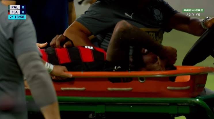 JRKM7392's tweet photo. Gerson, do Flamengo, preocupa após sair com dores no joelho. Reavaliação hoje definirá gravidade. Recém-recuperado de problema renal, o volante desfalca o time em momento crucial, afetando a Libertadores. https://t.co/VHqIYzgvRT
