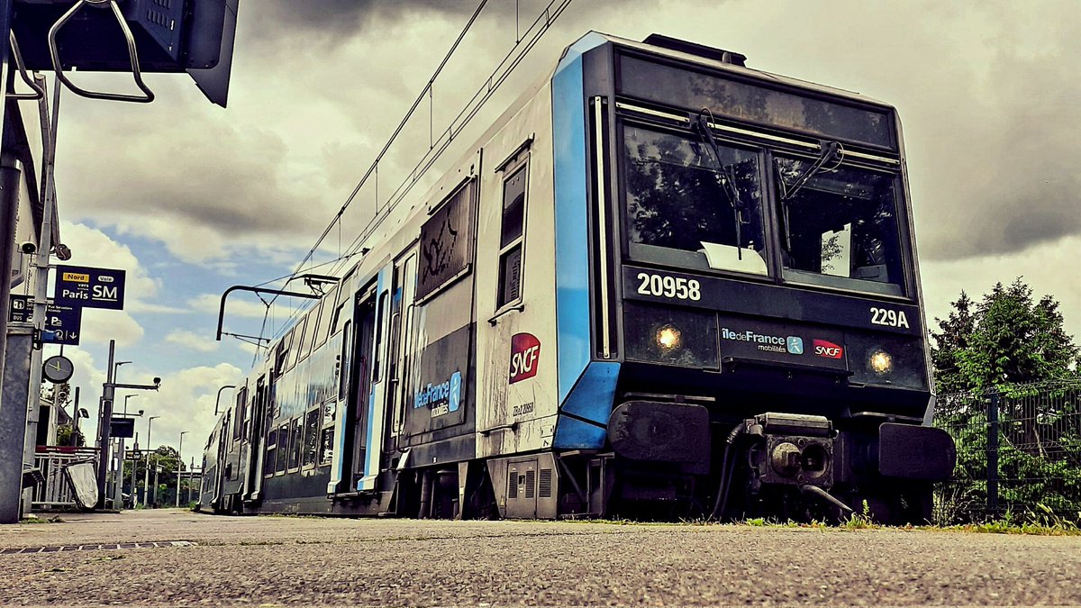 Alsodu78's tweet photo. Juste un p'tit bonjour de St Martin d'Etampes (91) en bout de ligne du #RERC
Bon après-midi 👋🏼
#entrain
#conducteur
@RERC_SNCF https://t.co/OWeyFXTZba