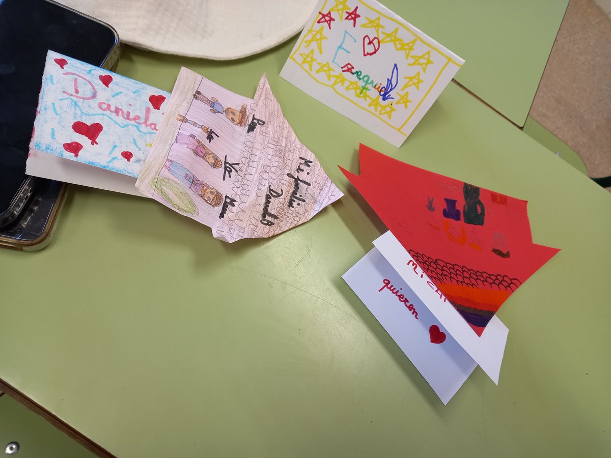 ¡Qué maravilla ver a papis y mamis dibujar a su familia para regalar a los peques de 2° de Primaria! ¡Son como niños!😄 Los niños también dibujaron para sus madres y padres. Nos queremos. Sentimos el poder que nos une. #ColegioSanGabriel #GabrielistasEnFamilia #ReunionesDePadres