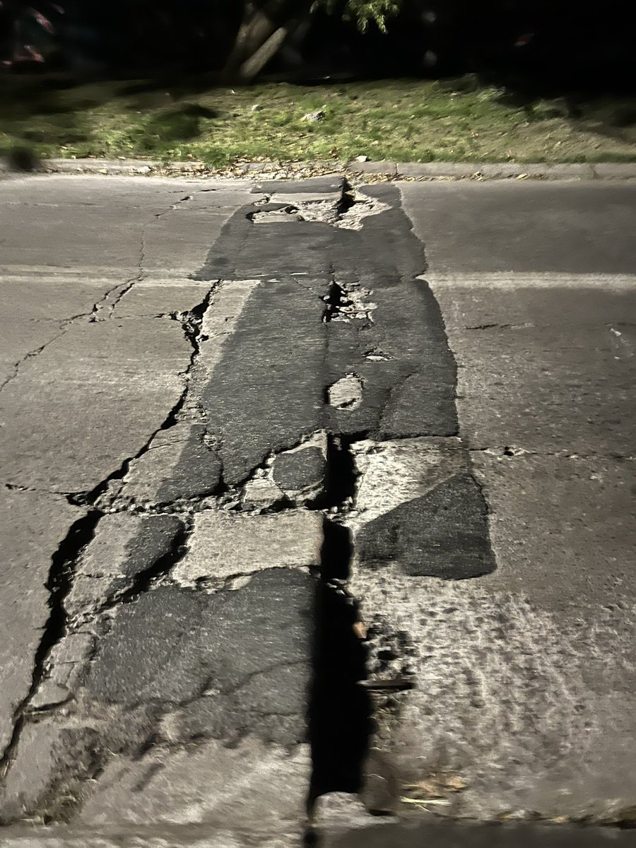 vec_denuncian's tweet photo. Y se encargaron de dejar bien iluminado el impecable estado del pavimento @fmoreiraok @gkatopodis @sanmartingob @LLA_Sanmartin https://t.co/xZg3HouZYw