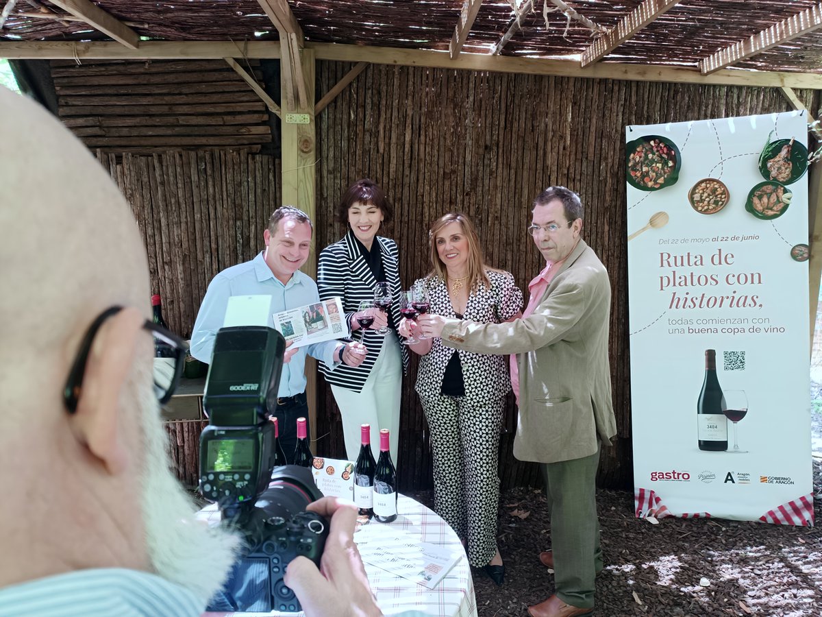 En el histórico marco de la zaragozana y singular Casa Moneva, <a href="/BodegaPirineos/">Bodega Pirineos</a> ha presentado su ruta Platos con historia, una propuesta que se extenderá hasta el domingo, 22 de junio, con la participación de 42 restaurantes
+Info✍️Blog Al Ajillo: x.gd/SrkPp