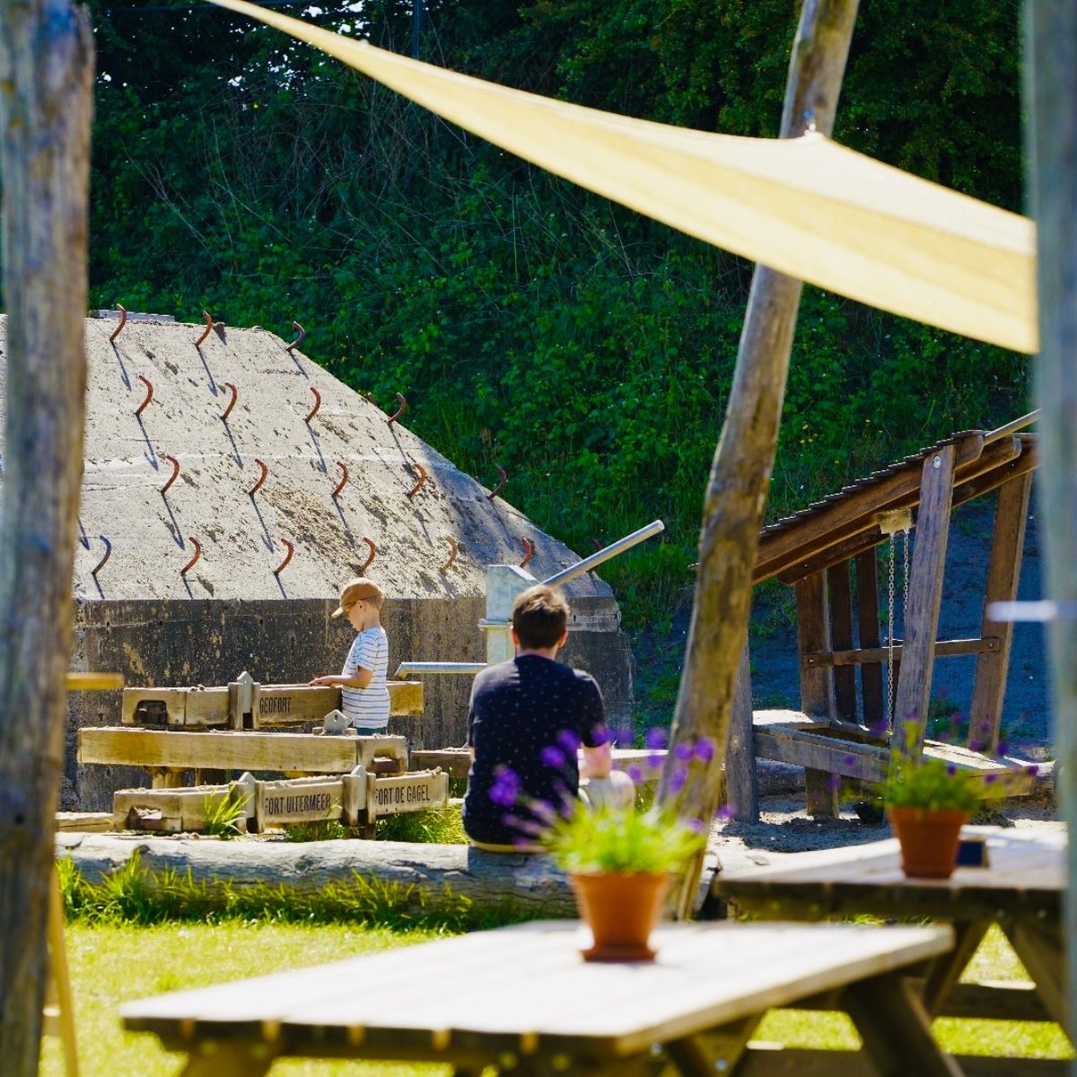 Lunchen met de kids in Utrecht, daar waar jij als ouder óók tot rust komt. Terwijl de kinderen zich uitleven in de speeltuin naast het terras, geniet jij van een moment voor jezelf. Lekker eten, een mooi uitzicht en geen haast. Wij zorgen voor de rest. fortdegagel.nl