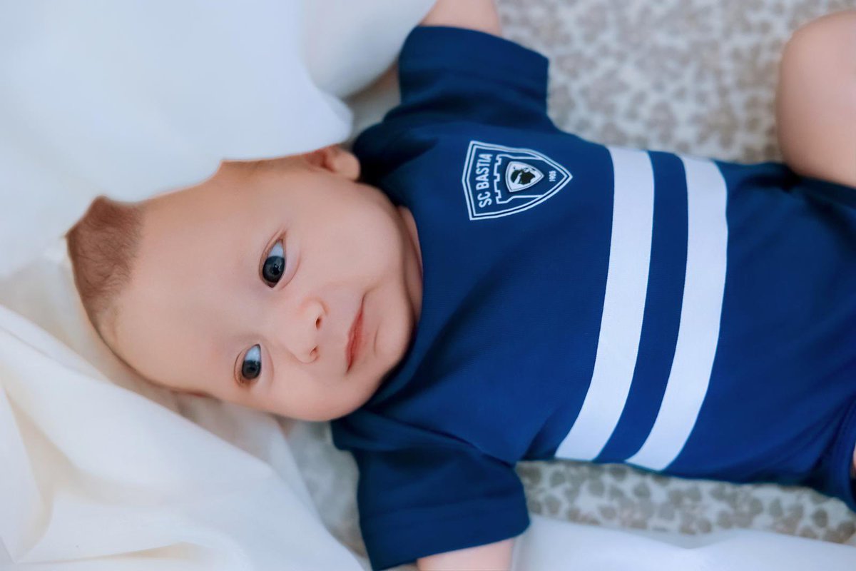 SECBSocios's tweet image. 𝗨̀𝗻 𝘃𝗶𝗱𝗲𝗿𝗲𝘁𝗲 𝗻𝘂𝗻𝗱𝗮 𝗱𝗶 𝗽𝗶𝘂̀ 𝗯𝗲𝗹𝗹𝘂 𝗼𝗴𝗵𝗷𝗲 💙

Una generazione eppo un’altra. Un gestu. Un sguardu. Una maglia. Una passione. A Turchinità !

Une transmission des plus douces et des plus sincères grâce au projet Cinini Turchini porté par les Socios.…