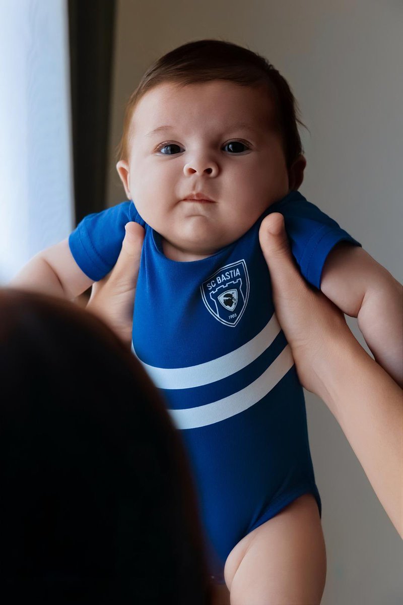 SECBSocios's tweet image. 𝗨̀𝗻 𝘃𝗶𝗱𝗲𝗿𝗲𝘁𝗲 𝗻𝘂𝗻𝗱𝗮 𝗱𝗶 𝗽𝗶𝘂̀ 𝗯𝗲𝗹𝗹𝘂 𝗼𝗴𝗵𝗷𝗲 💙

Una generazione eppo un’altra. Un gestu. Un sguardu. Una maglia. Una passione. A Turchinità !

Une transmission des plus douces et des plus sincères grâce au projet Cinini Turchini porté par les Socios.…