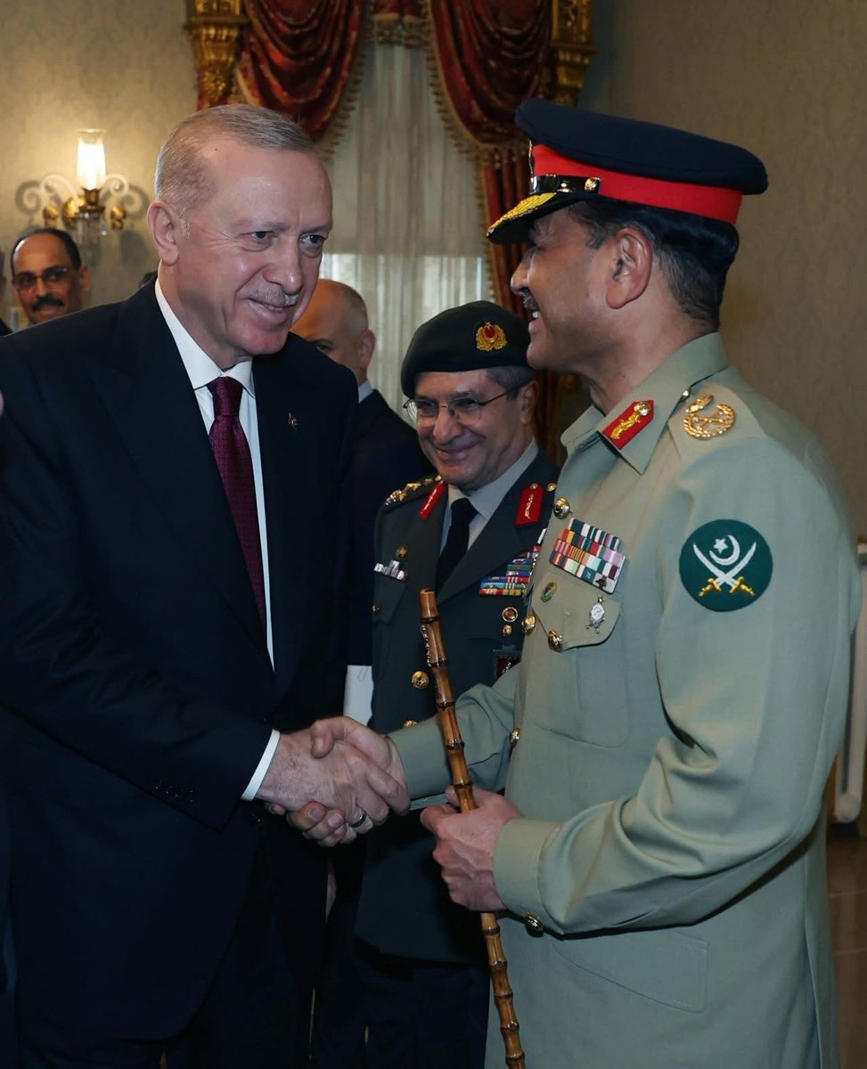 ترکیہ کے صدر طیب اردوان نے فیلڈ مارشل عاصم منیر کی طرف مسکراتے ہوئے ہاتھ ملایا ان کے چہرے پر سوال تھا کہ اچھا تو آپ ھیں وہ جرنیل جنھوں نے نریندرا مودی کے غرور تکبر اور گھمنڈ کو خاک میں ملایا تو جوابا فییلڈ مارشل عاصم منیر کے چہرے پر جواب تھا کہ جی مجھے فخر ھے کہ اللہ اور اپنی