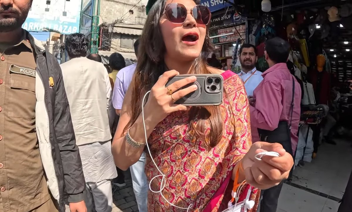 NewsAlgebraIND's tweet photo. BIG NEWS 🚨 Scottish YouTuber Callum Mill has captured SHOCKING video of YouTuber & Pak spy Jyoti Malhotra in Lahore.

UNPRECEDENTED VISUALS !!

Jyoti was guarded by at least six men armed with AK-47 rifles at Anarkali Bazar in Lahore, Pakistan.

SHOCKED CALLUM MILL 😳 : "Why so many guns? Why she need so much security?"