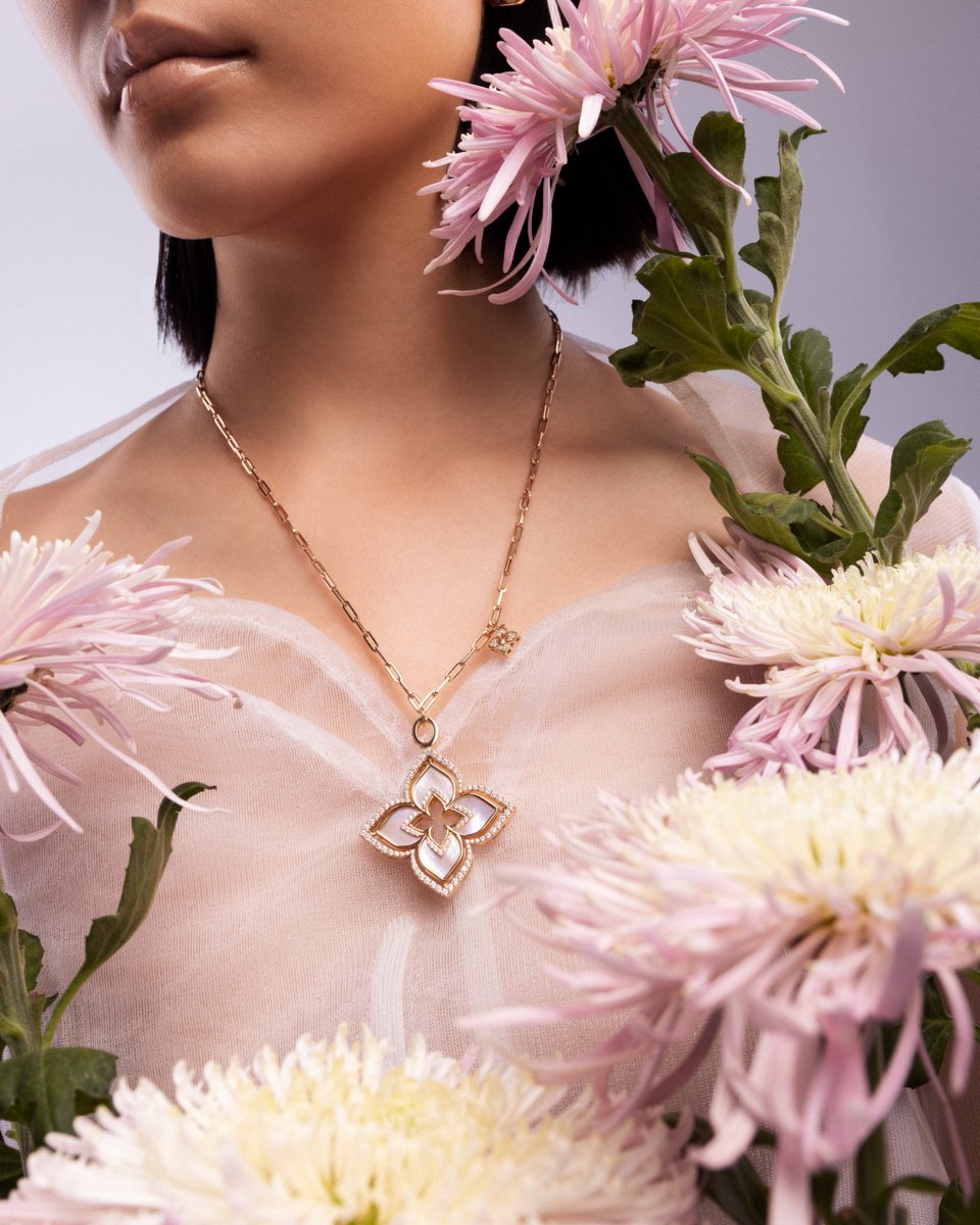 Images are genuine memories – in their silence, they always tell the truth. Turn the Venetian Princess Pirouette flower around and discover the secret of its beauty.

#RobertoCoin #VenetianPrincess