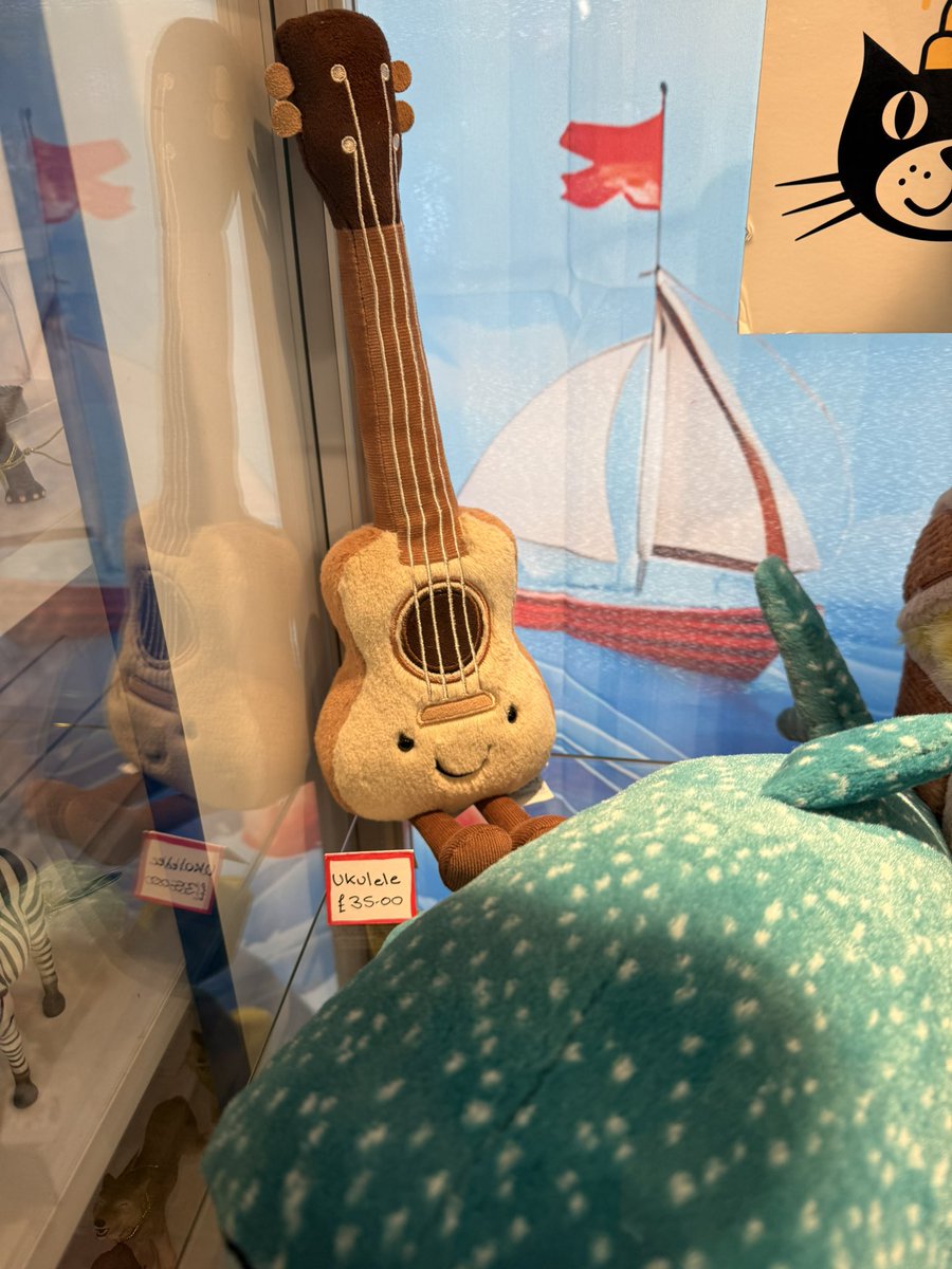 MagicSeats's tweet photo. @TheArchini Jelly cat ukulele. Unusual. https://t.co/ktGe4jbRoa