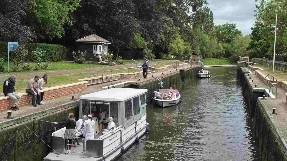 #BankHoliday traffic at my lock  #Thames #boating #Windsor <a href="/kriscruisers/">Kris Cruisers</a>